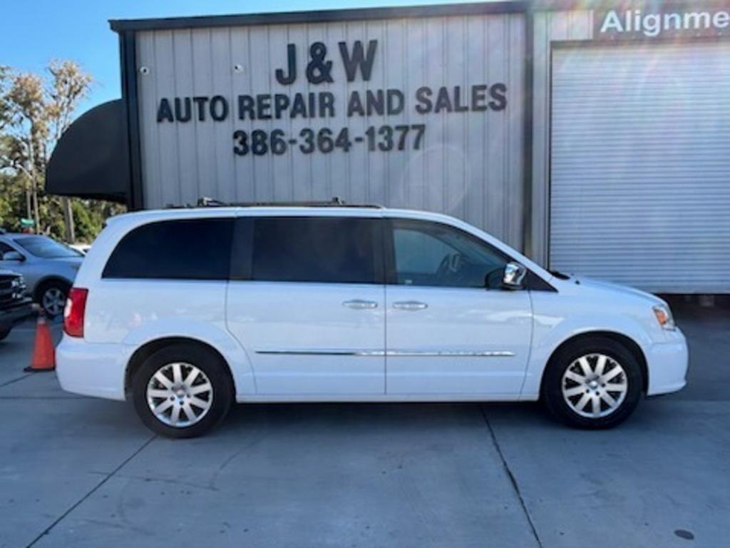 2015 Chrysler Town & Country Touring-L's photo